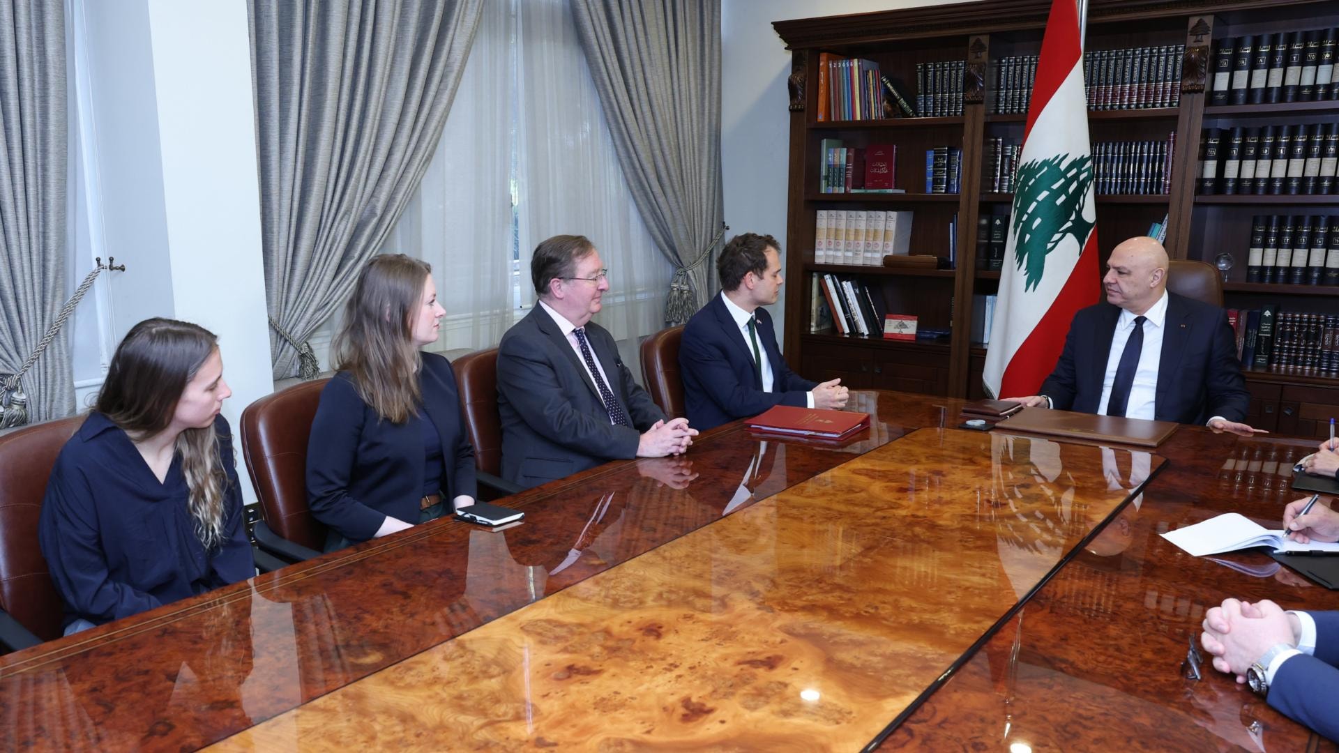 الرئيس عون: التفاوض تتولاه السلطات اللبنانية وحدها والقرار الحكومي بحصرية السلاح سيُنفذ